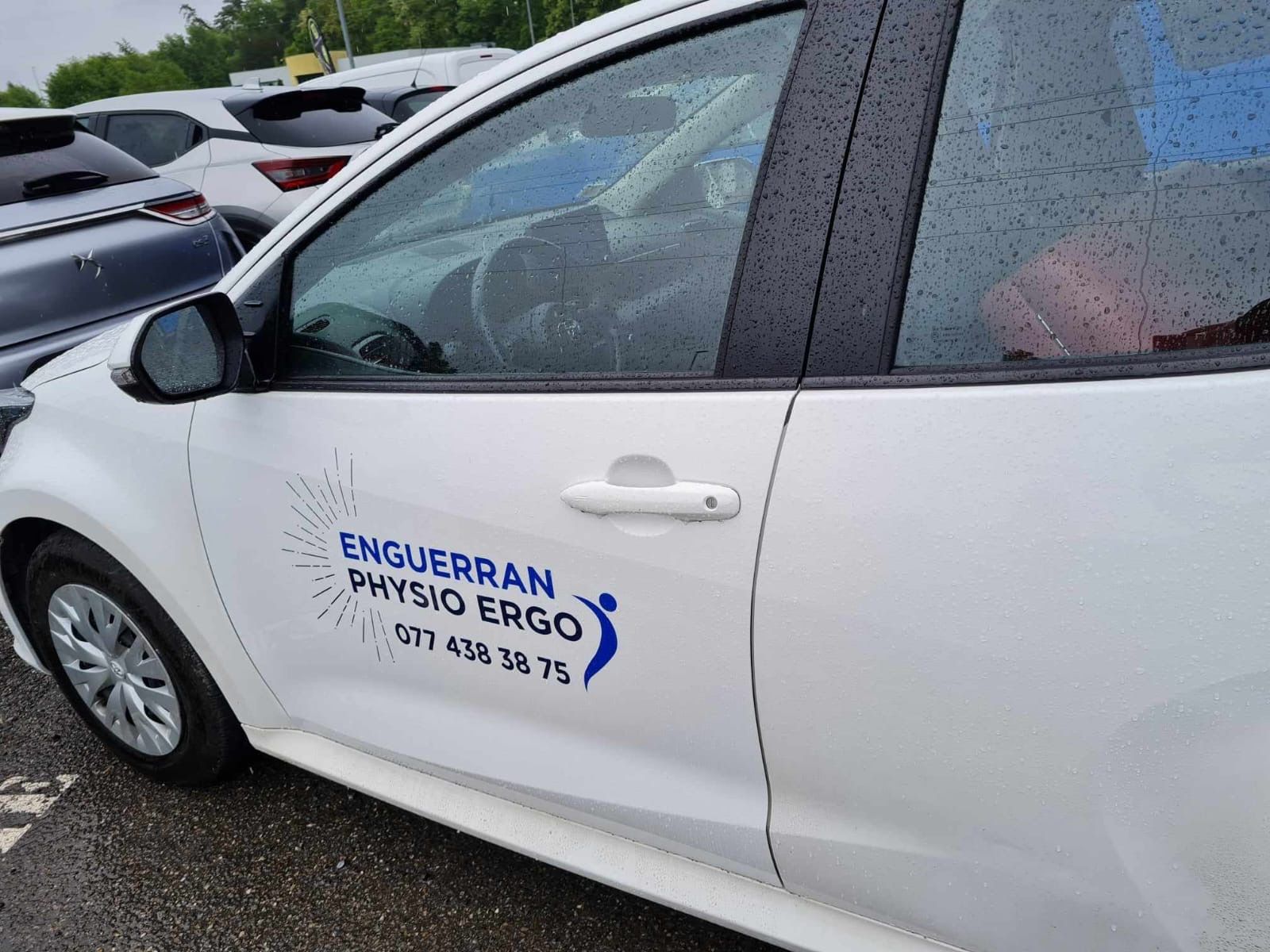 Le véhicule Enguerran Physio Ergo, floqué du logo et du numéro de téléphone